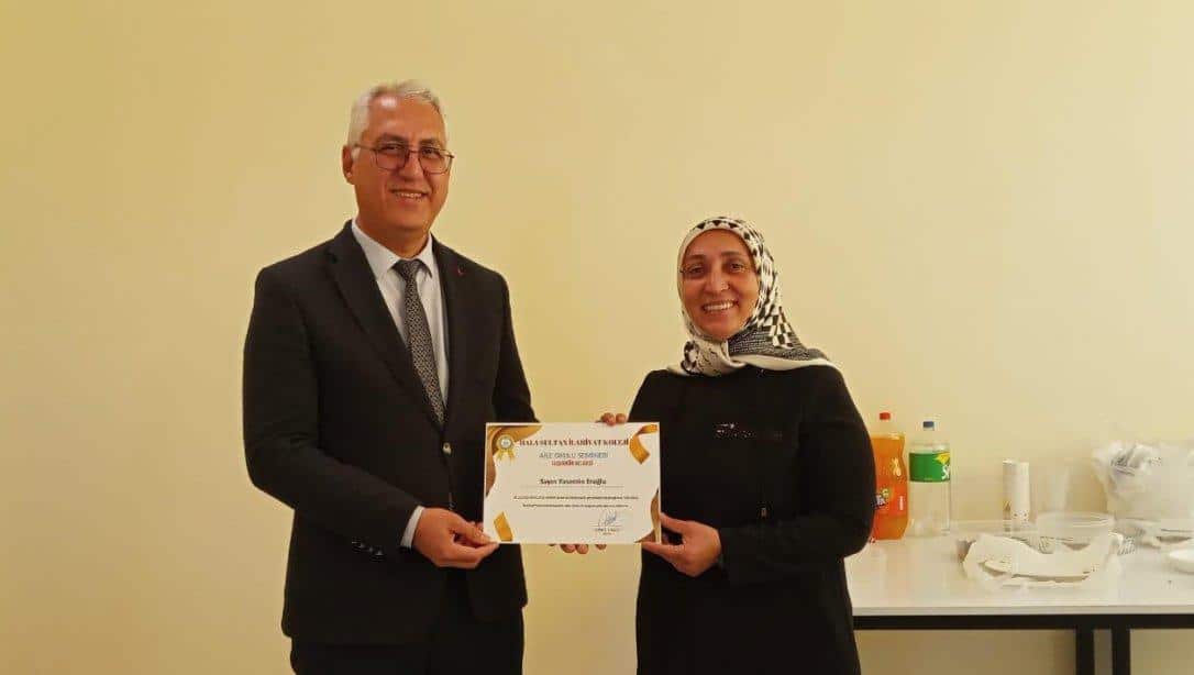 Hala Sultan İlahiyat Kolejinde Gerçekleştirilen Aile Okulu Seminerinin Sertifika Töreni Gerçekleştirildi
