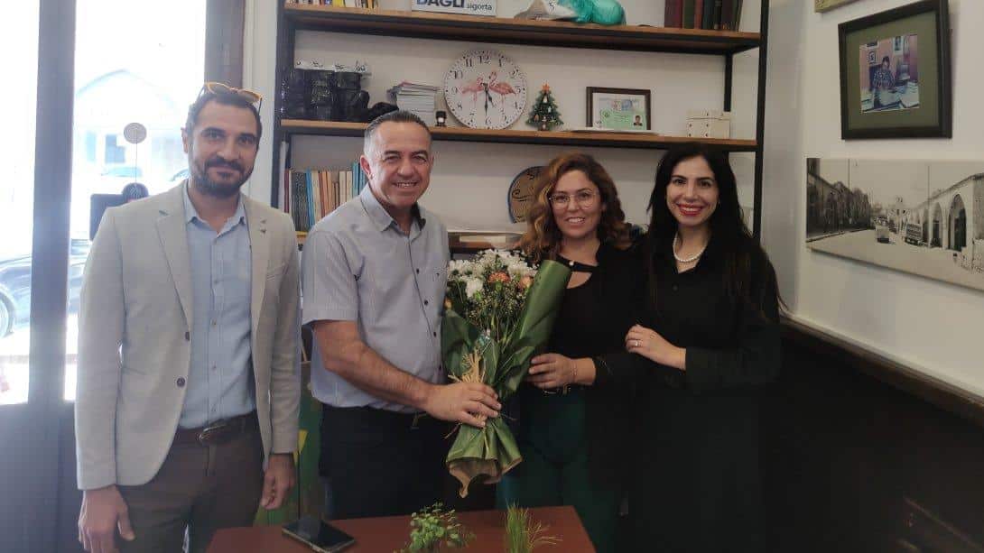Öğretmenler Günü Kapsamında Emekli Öğretmenler Ziyaret Edilerek Büyükelçimiz Sayın Metin Feyzioğlu'nun Kendileri İçin Hazırladığı Çiçek Ve Mektuplar Takdim Edildi